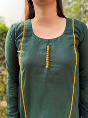 Green solid A-line chudi sleeve kurta with pothli button