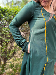 Green solid A-line chudi sleeve kurta with pothli button