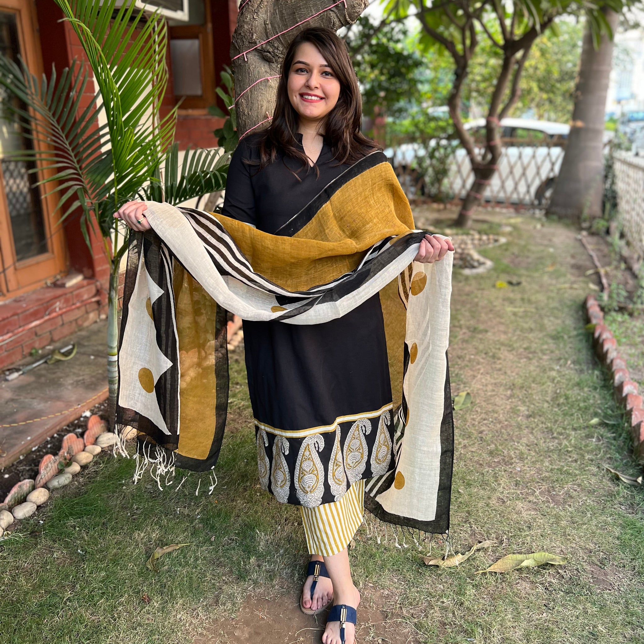 Black Big border Kurta with Linen Duppata - MYSANSKRITAM