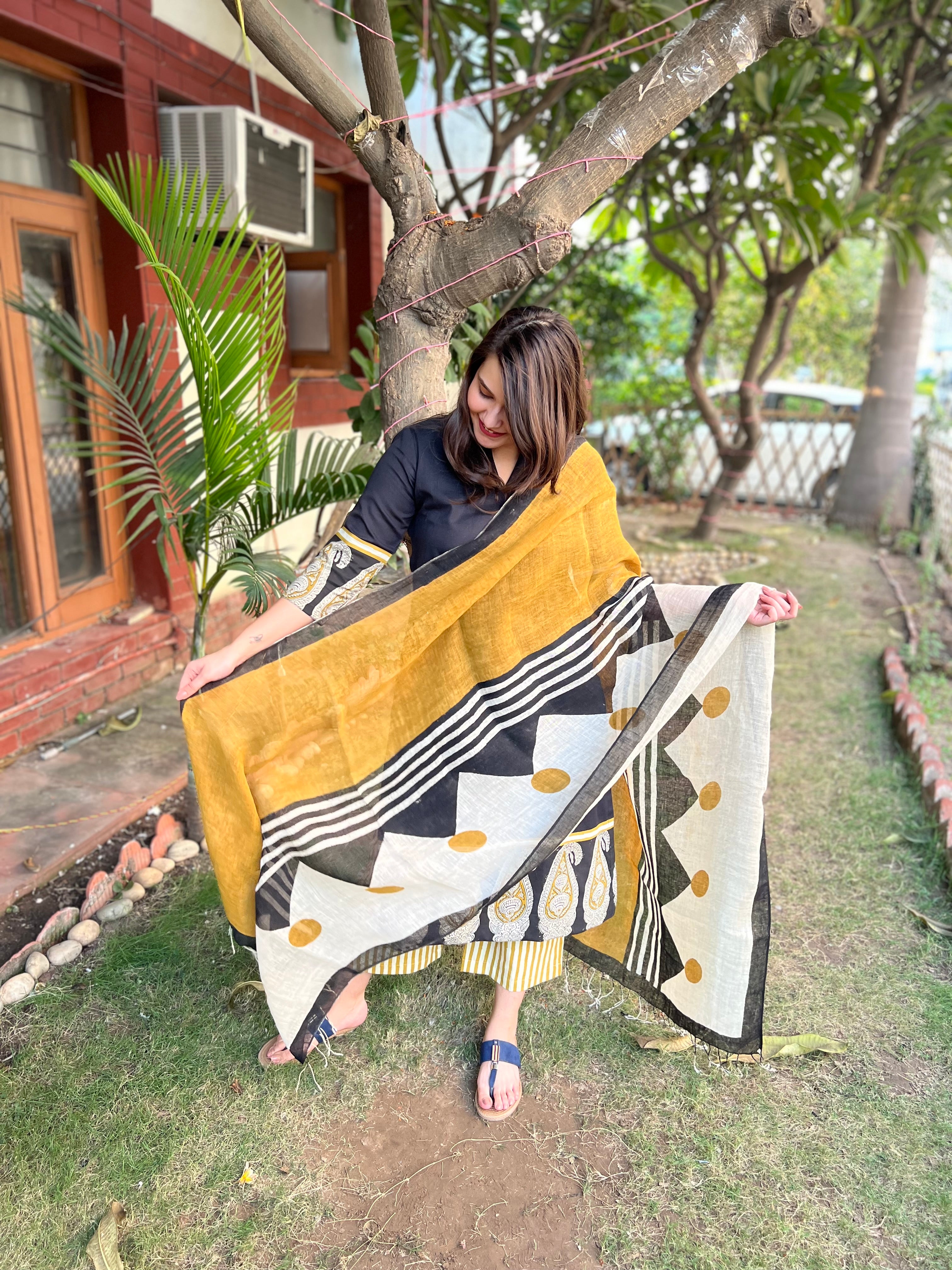 Black Big border Kurta with Linen Duppata - MYSANSKRITAM