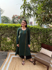 Green solid A-line chudi sleeve kurta with pothli button