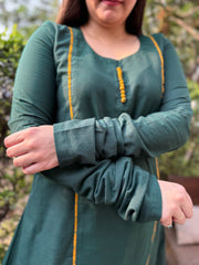 Green solid A-line chudi sleeve kurta with pothli button