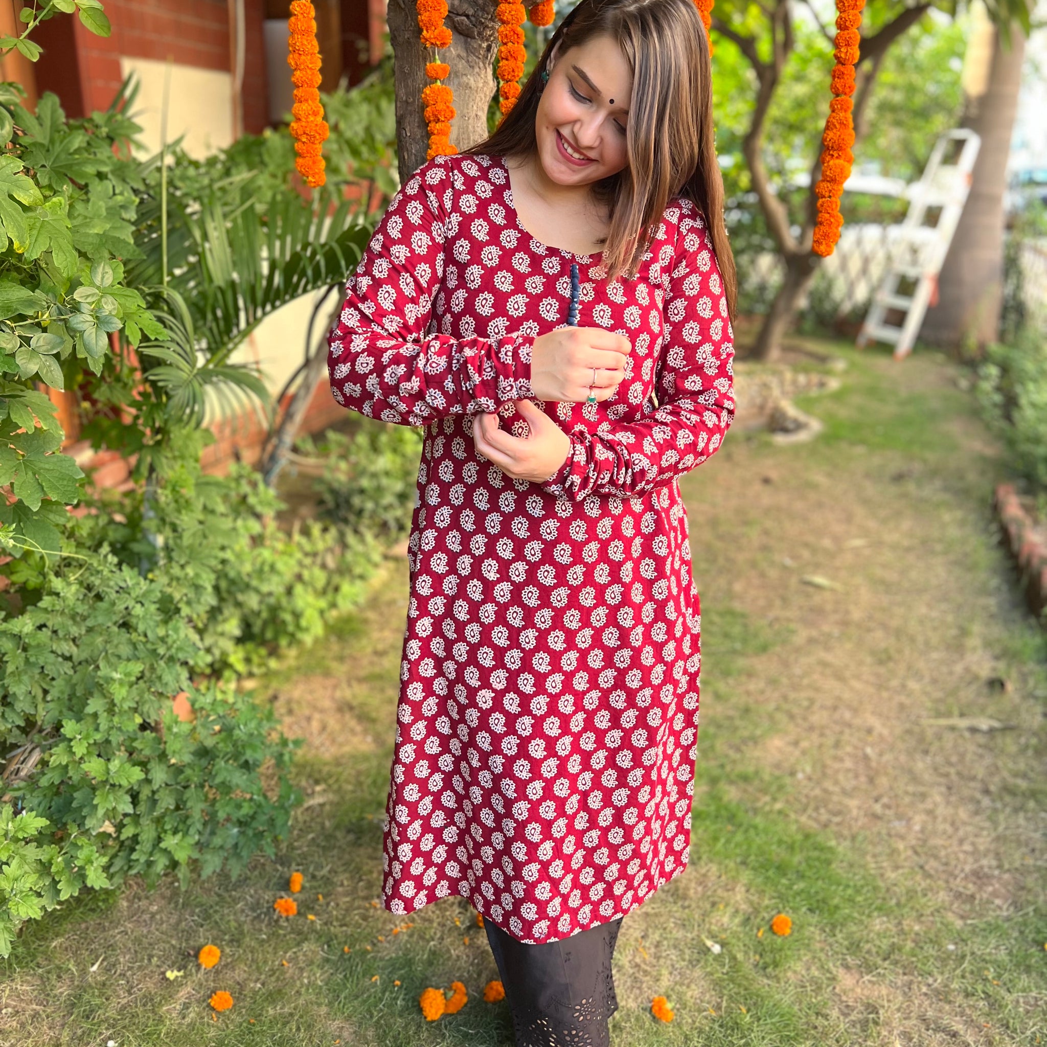 Maroon buti chudi sleeve kurta