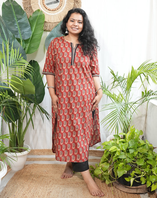 Maroon ambi border neck kurta with pocket