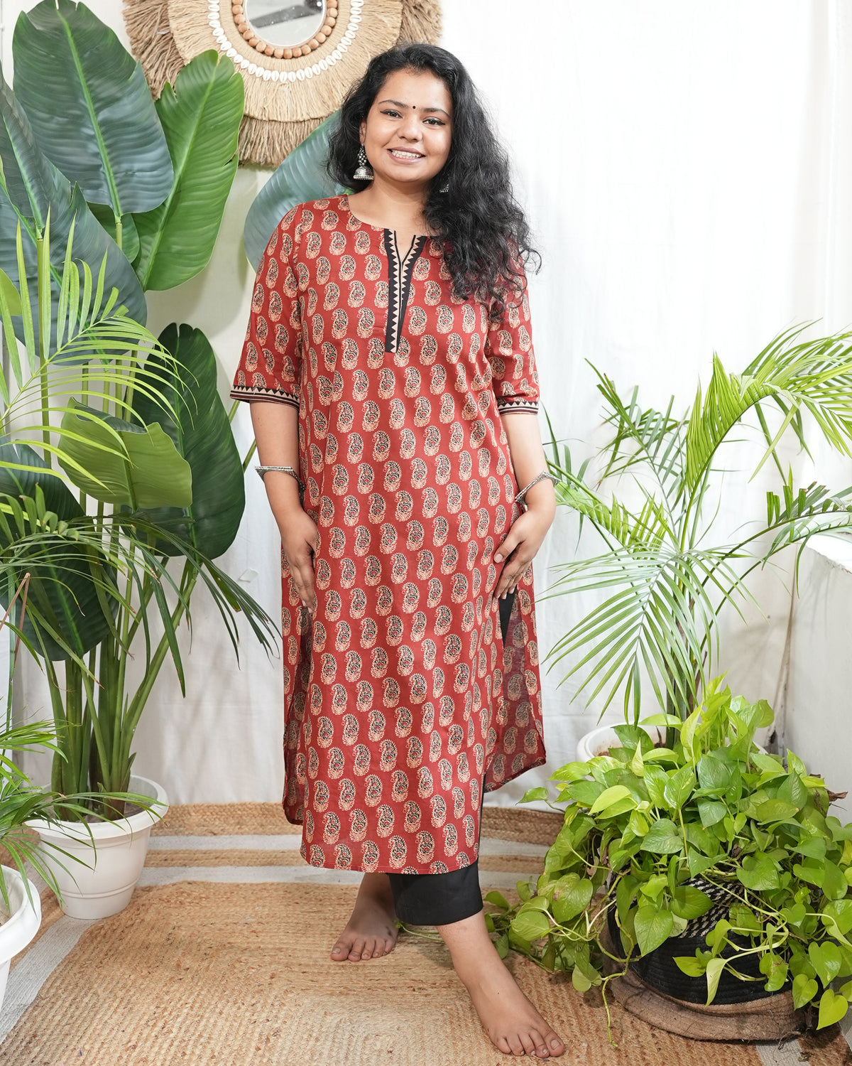 Maroon ambi border neck kurta with pocket