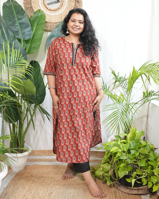 Maroon ambi border neck kurta with pocket