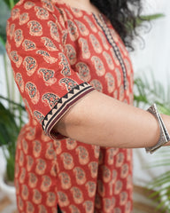 Maroon ambi border neck kurta with pocket