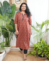 Maroon ambi border neck kurta with pocket