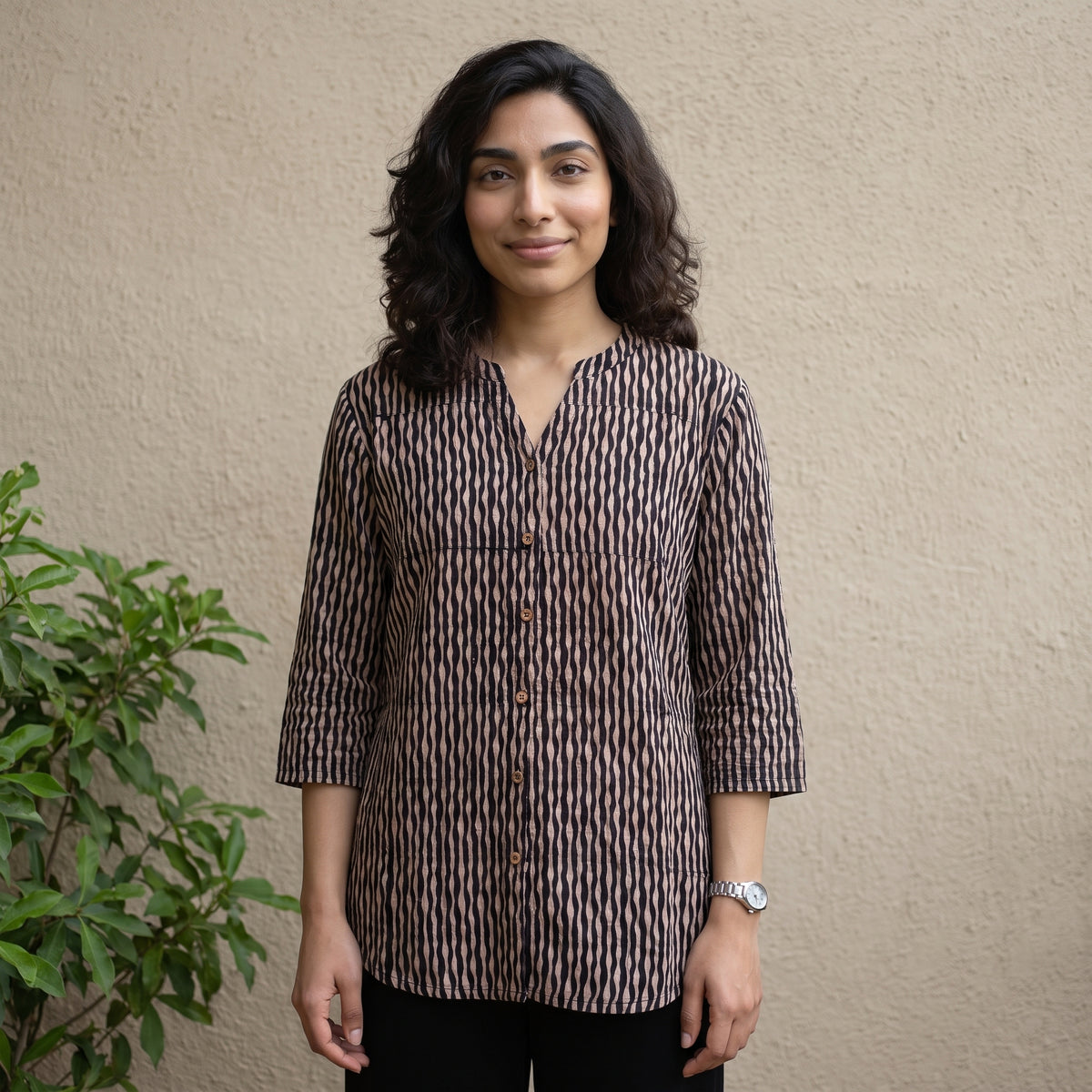 Black beige waves shirt