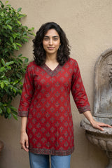 Maroon choti buti short kurti