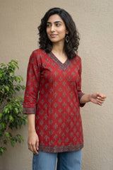 Maroon choti buti short kurti